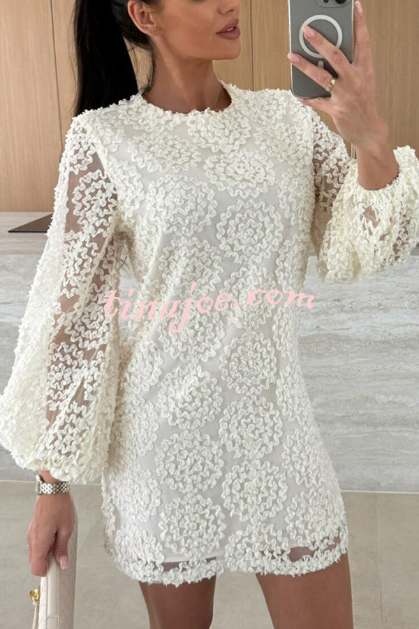 Vestido Helena – Mini com Manga Balão e Textura de Renda - Priya